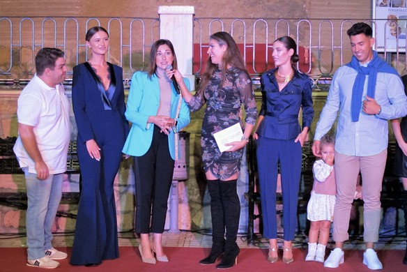 La imagen tiene un atributo ALT vacío; su nombre de archivo es ConcejalaComercioAnaLourdesRamirezDurantePresentacionPasarela.jpg
