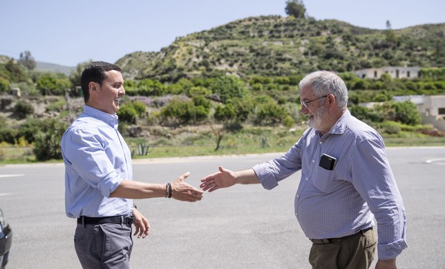 La imagen tiene un atributo ALT vacío; su nombre de archivo es El-presidente-de-Diputacion-con-el-alcalde-de-Canjayar-2.jpg