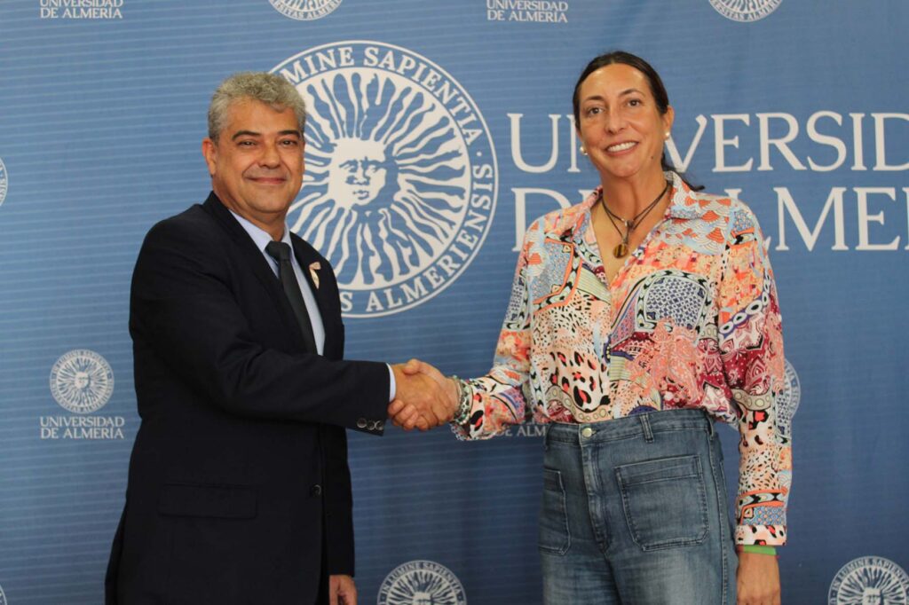 FIRMA CONVENIO UAL Y JUNTA PROGRAMA ALOJAMIENTO MAYORES