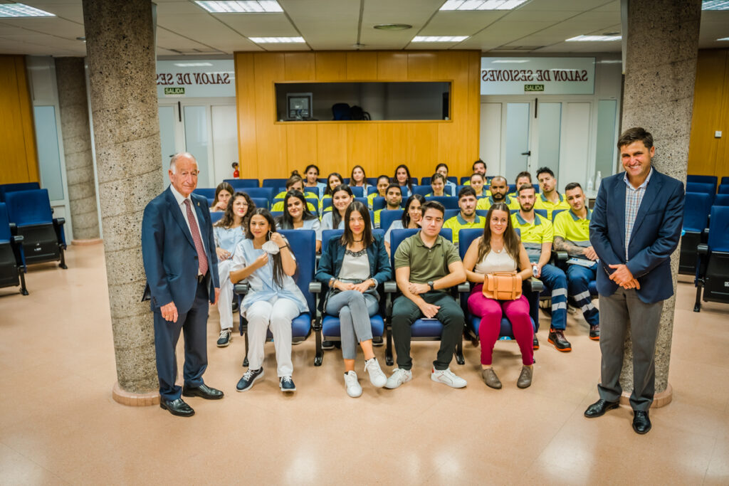 Los 29 jóvenes con Amat y Rodríguez