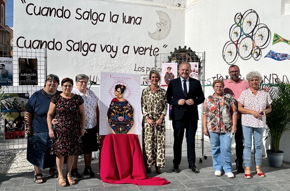 Los ediles con las monjas y trabajadores de la Residencia de ancianos