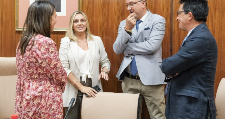 MANOLO GUZMÁN JUNTO A LA CONSEJERA DE FOMENTO Y MIEMBROS DE LA MESA DE LA COMISIÓN DE FOMENTO