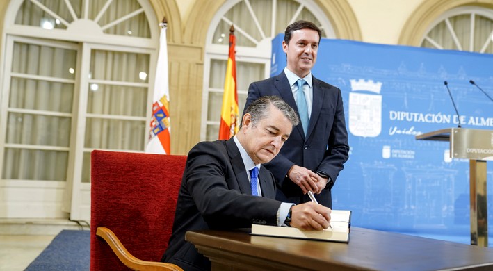 El presidente de la Diputación de Almería, Javier A. García recibe la VISITA INSTITUCIONAL DEL CONSEJERO DE LA PRESIDENCIA INTERIOR, DIÁLOGO SOCIAL Y SIMPLIFICACIÓN ADMINISTRATIVA,

ANTONIO SANZ CABELLO