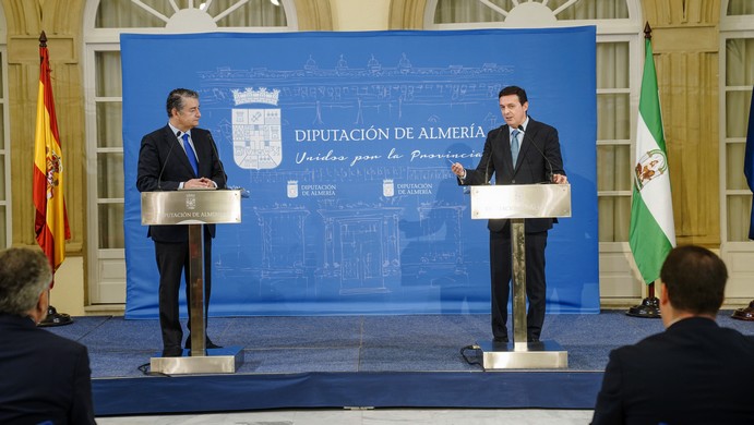 La imagen tiene un atributo ALT vacío; su nombre de archivo es TLH9993.jpg