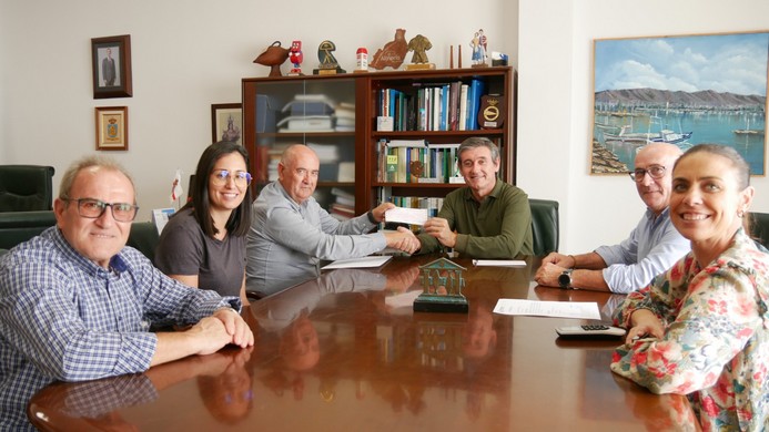 221111 Campoejido dona un cheque para políticas de igualdad