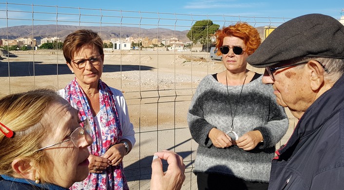 221127 Foto Adriana Valverde y Amparo Ramírez con vecinos afectados 1