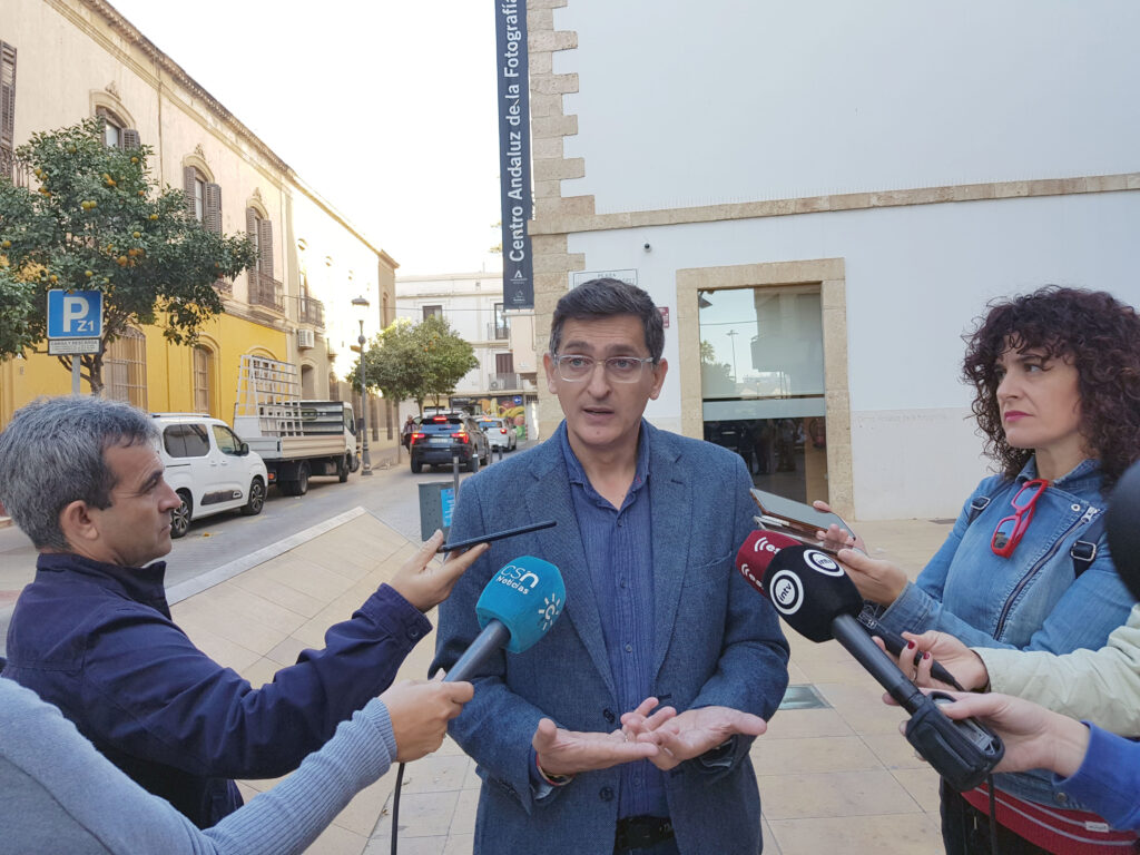 221129 Foto PSOE Sánchez Teruel atiende a los medios en la puerta del CAF