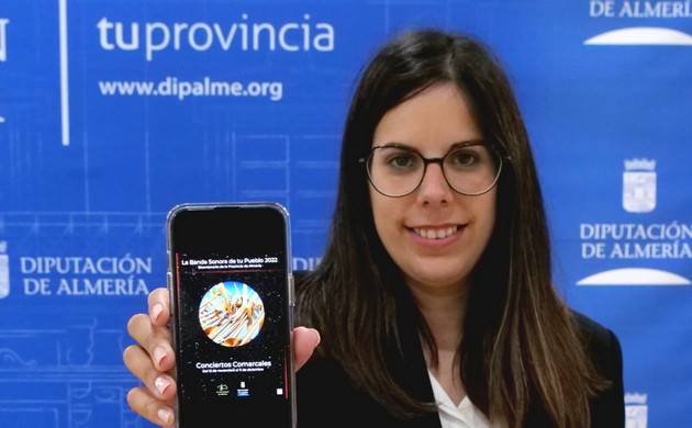 Almudena Morales con el cartel de la actividad en la web de Diputación