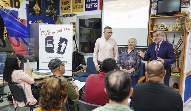 El vicepresidente de Diputación, Ángel Escobar visita el curso de brecha digital de la Asociación de Colombianos Gonzalez