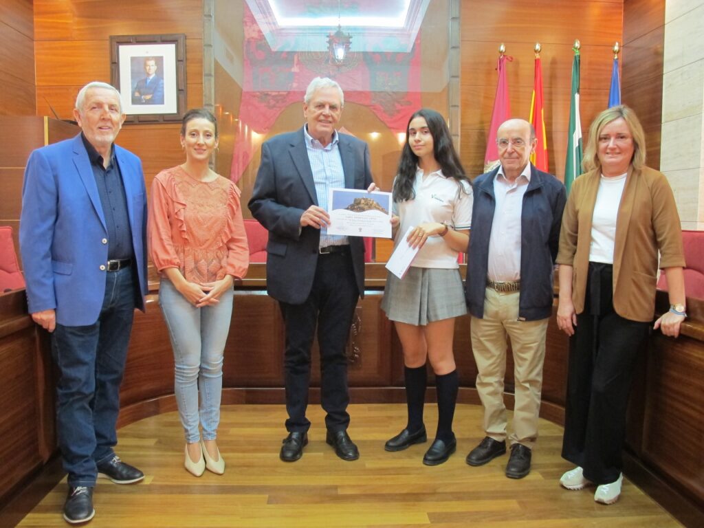 EntregaPremioGanadoraConcursoRelatosCerroEsp írituSanto