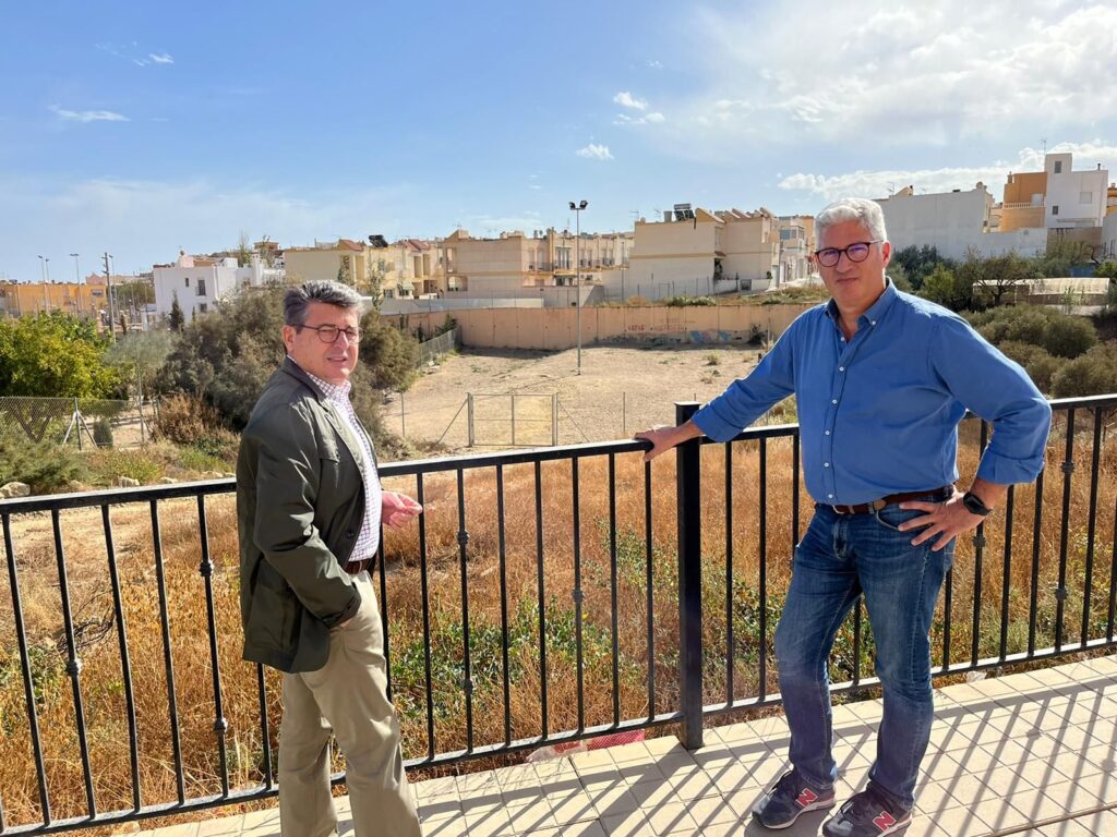 JUAN JOSÉ MATARÍ E ISMAEL TORRES EN EL SOLAR DONDE SE UBICARÁ EL CUARTEL DE LA GUARDIA CIVIL