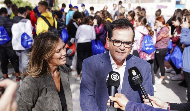 El diputado provincial, Antonio Jesús Rodríguez, participa en la visita que realizan los alumnos de 3º de la ESO del IES Alquián al Parque de los Pinos de El Alquián para la realización de varios juegos deportivos al aire libre. En el Parque de los Pinos de El Alquián.