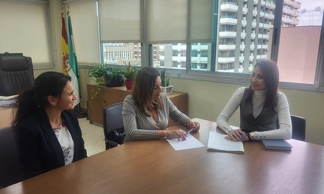 REUNIÓN DE LAS CONCEJALAS DEL PP EN VIATOR MARÍA DEL MAR LÓPEZ Y YOLANDA RODRÍGUEZ CON LA DELEGADA DE FOMENTO DE LA JUNTA CARMEN BELÉN LÓPEZ