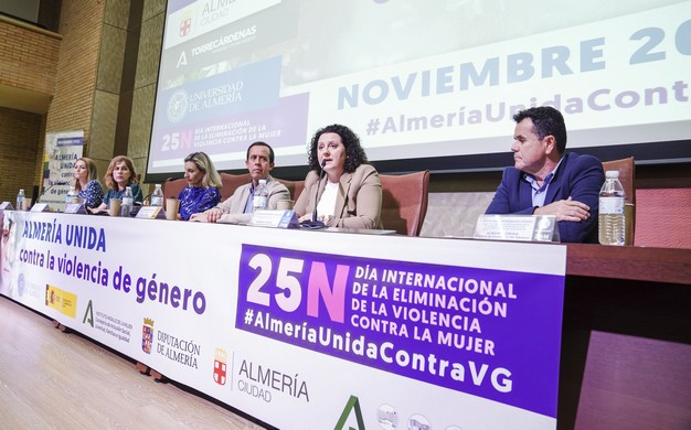 La diputada de Igualdad y Familia, Nuria Rodríguez, participa en la rueda de prensa de presentación de ‘Almería Unida contra la Violencia de Género’. En el Auditorio de la Universidad de Almería.