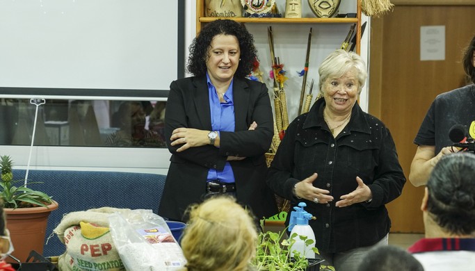 La diputada de Igualdad, Nuria Rodríguez, participa en la inauguración de los Talleres de Mini Huertos que impulsa la Asociación de Colombianos ‘Almería para todos’. Calle Sergio Leone, 5