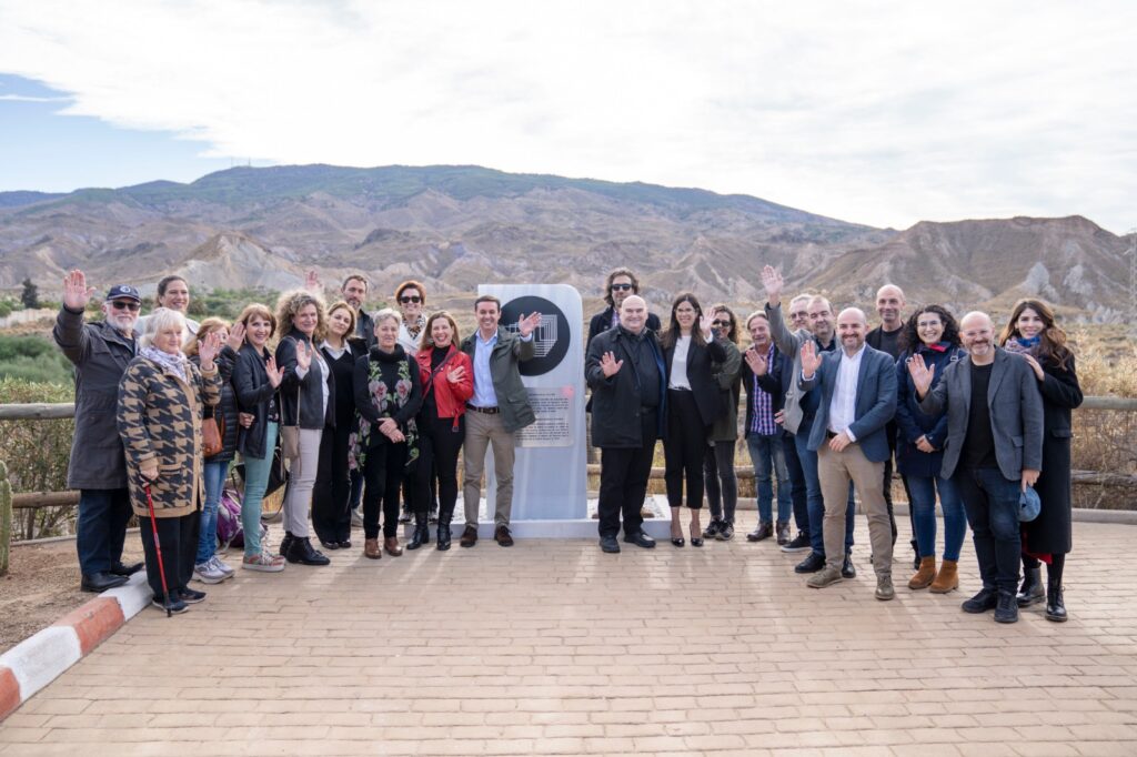 Se ha instalado un monolito donde queda reflejado.jpg