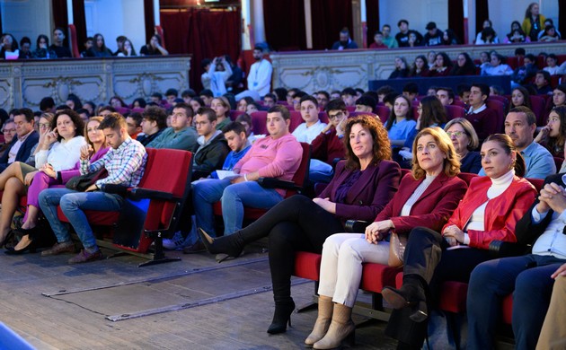 La imagen tiene un atributo ALT vacío; su nombre de archivo es miradas-adolescentes0002.jpg