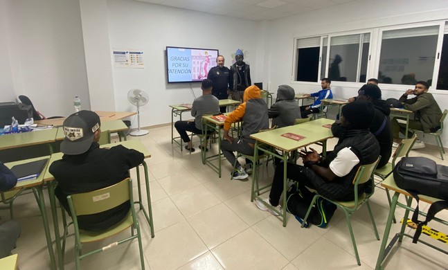 221124 Actividad de Educación vial al colectivo de inmigrantes adultos usuarios de la Escuela de adultos de la barriada de la Curva