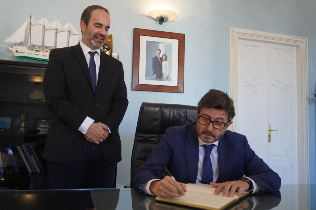 221222 Foto firma en libro de honor presidente de Puertos del Estado