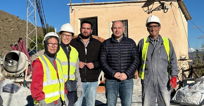 Foto PSOE Antonio Martínez y Adrián de Manuel con operarios del PFEA de Sierro
