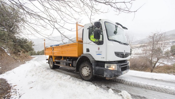 Imagen-de-archivo-Maquinaria-de-Diputacion-en-una-intervencion-durante-temporal-en-la-zona-de-Bayarcal-1-1068x712