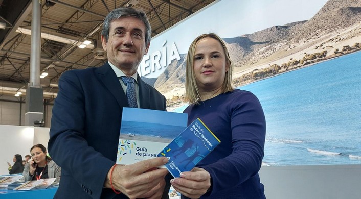 230120 Adra lleva a FITUR la guía de playas y la nueva guía de senderos
