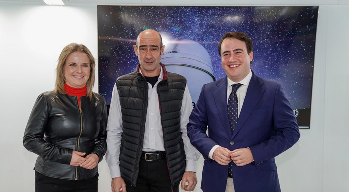 La imagen tiene un atributo ALT vacío; su nombre de archivo es AZIMUTH.jpg