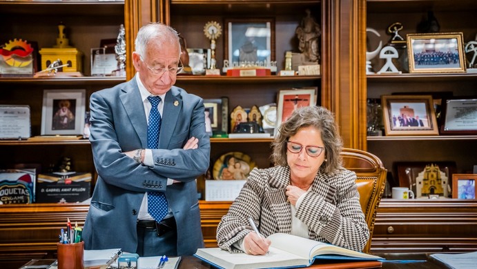 FIRMA LIBRO DE HONOR CONSEJERA SALUD