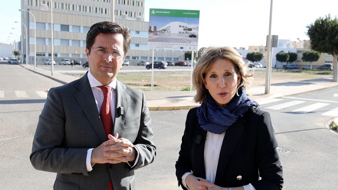 JULIA IBÁÑEZ Y FRANCISCO GÓNGORA JUNTO AL TERRENO DONDE SE VA A CONSTRUIR EL NUEVO CENTRO DE SALUD EN EL EJIDO