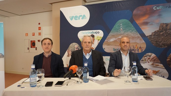 La imagen tiene un atributo ALT vacío; su nombre de archivo es Mesa-Autoridades.jpg