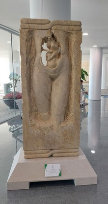 La imagen tiene un atributo ALT vacío; su nombre de archivo es escultura-Escuela-Marmol-hospital-3.jpg