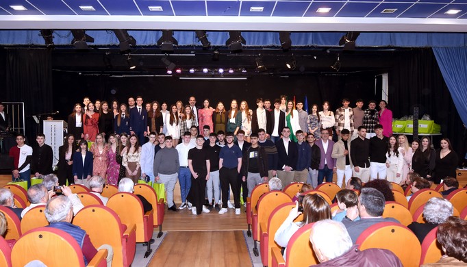 230228 Foto grupo jóvenes con alcalde y concejales