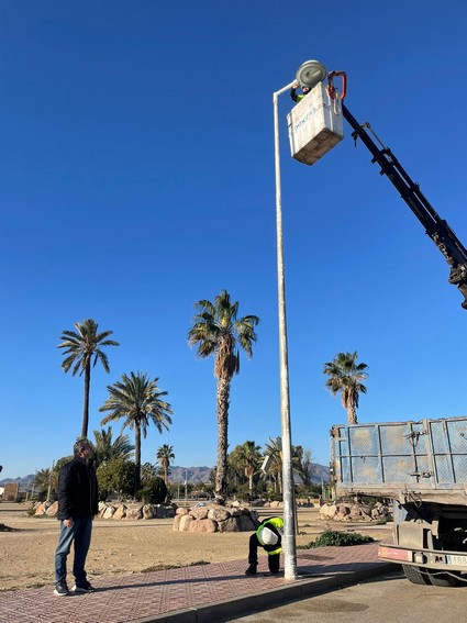 Alcalde de Pulpí visitando la zona de las actuaciones
