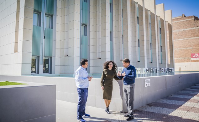 El concejal y primer teniente alcalde visitando el edificio polivalente del Puerto de Roquetas