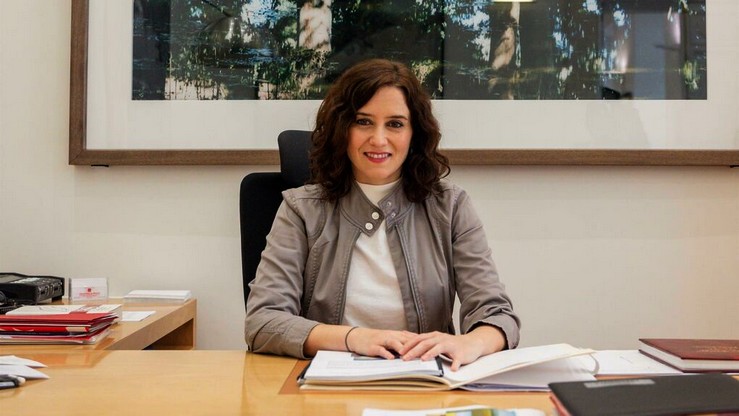 La imagen tiene un atributo ALT vacío; su nombre de archivo es ayuso11.jpg