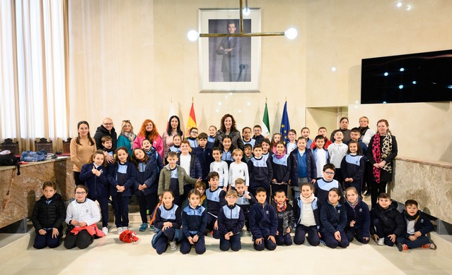 La imagen tiene un atributo ALT vacío; su nombre de archivo es visita-alumnos-Safa14.jpg