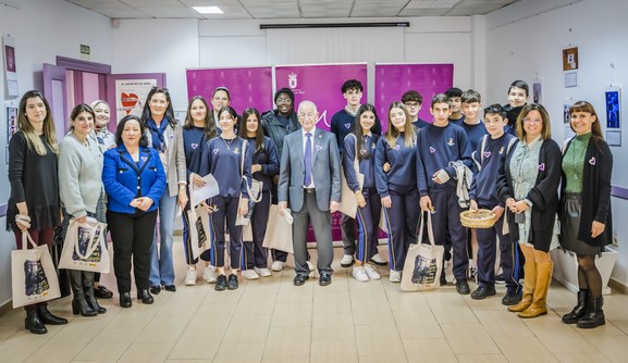 Alcalde y Alcoba en la exposición del CMIM con jóvenes del Colegio Portocarrero