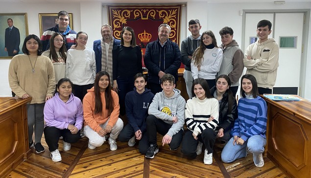 Alcalde y concejales con los nuevos corresponsales juveniles en Pulpí