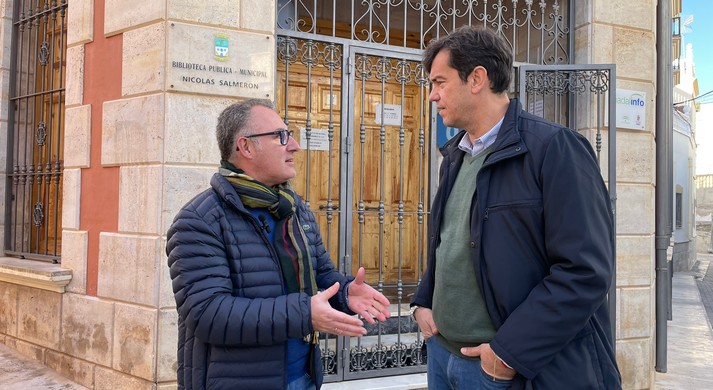 JUAN JOSÉ SALVADOR Y CRISTÓBAL RODRÍGUEZ EN LA PUERTA DE LA BIBLIOTECA DE ALHAMA DE ALMERÍA