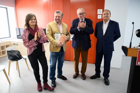 La imagen tiene un atributo ALT vacío; su nombre de archivo es entrega-libros-familia-Artero0008.jpg