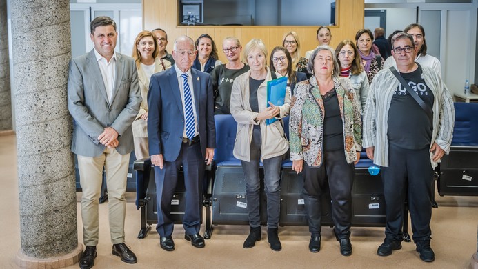 Alcalde y concejal con los alumnos