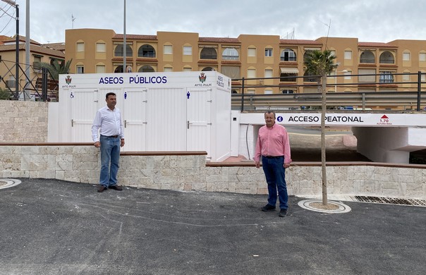 Alcalde y edil en la instalación de nuevos aseos públicos en Terreros