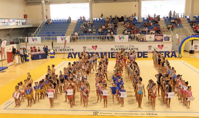 La imagen tiene un atributo ALT vacío; su nombre de archivo es Gimastas.jpg