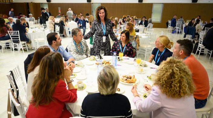 La imagen tiene un atributo ALT vacío; su nombre de archivo es MEETINLEI003.jpg