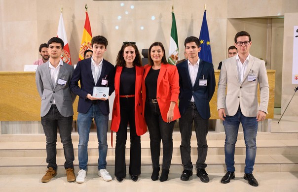 La imagen tiene un atributo ALT vacío; su nombre de archivo es PREMIOS-DEBATE009LASALLE.jpg