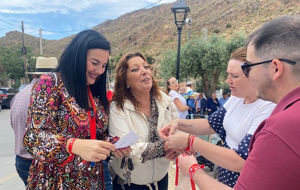 230521 Foto PSOE Macael Carmen Moreno junto a miembros de la candidtura hablan con vecinos y vecinas