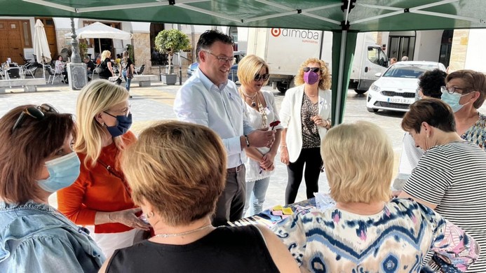 Alcalde de Berja visita stand dia de la fibromialgia