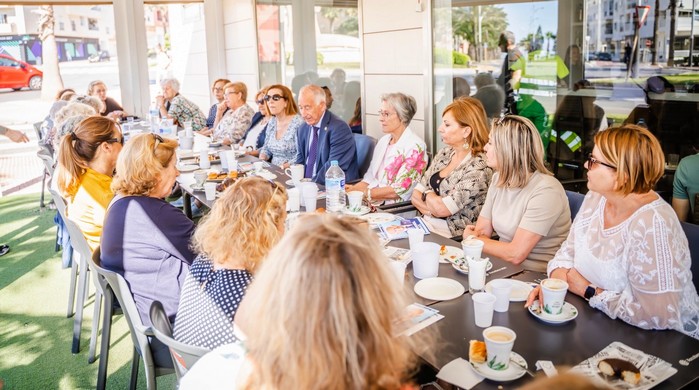 La imagen tiene un atributo ALT vacío; su nombre de archivo es Amat-con-representantes-colectivos-mujeres-Roquetas2.jpg