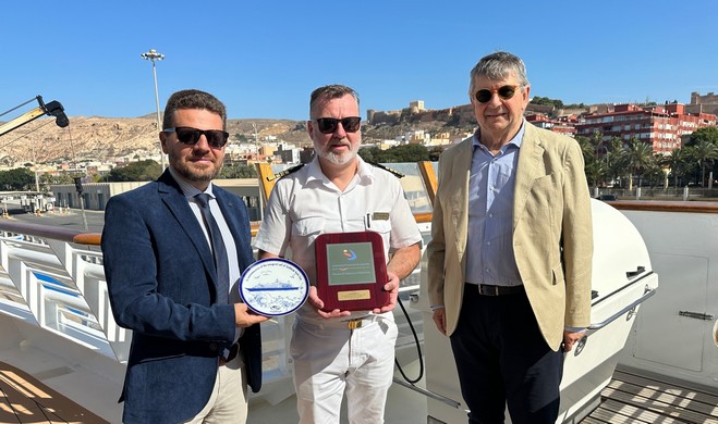 La imagen tiene un atributo ALT vacío; su nombre de archivo es El-delegado-de-Turismo-Jose-Velez-el-capitan-del-SeaDream-II-Michael-Macleod-y-el-director-de-la-Autoridad-Portuaria-de-Almeria-Jose-Manuel-Sanchez-del-Aguila.jpg