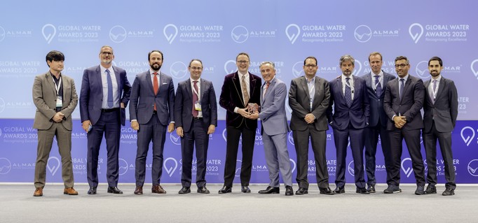 La imagen tiene un atributo ALT vacío; su nombre de archivo es La-delegacion-de-Aqualia-que-esta-participando-en-el-Global-Water-Summit-2023-recibio-el-premio-de-manos-de-Chistopher-Gasson-CEO-de-GWI-..jpg